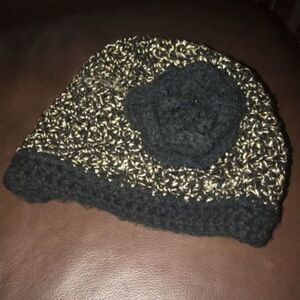NWOT Hand knitted black and gold hat​​